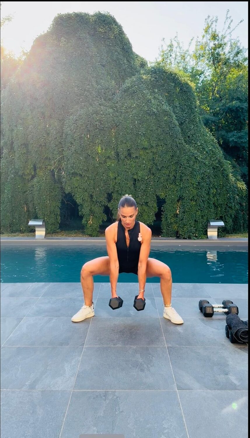 Sandy Longo en squat avec haltères, séance de renforcement bas du corps du programme Un Temps Pour Moi