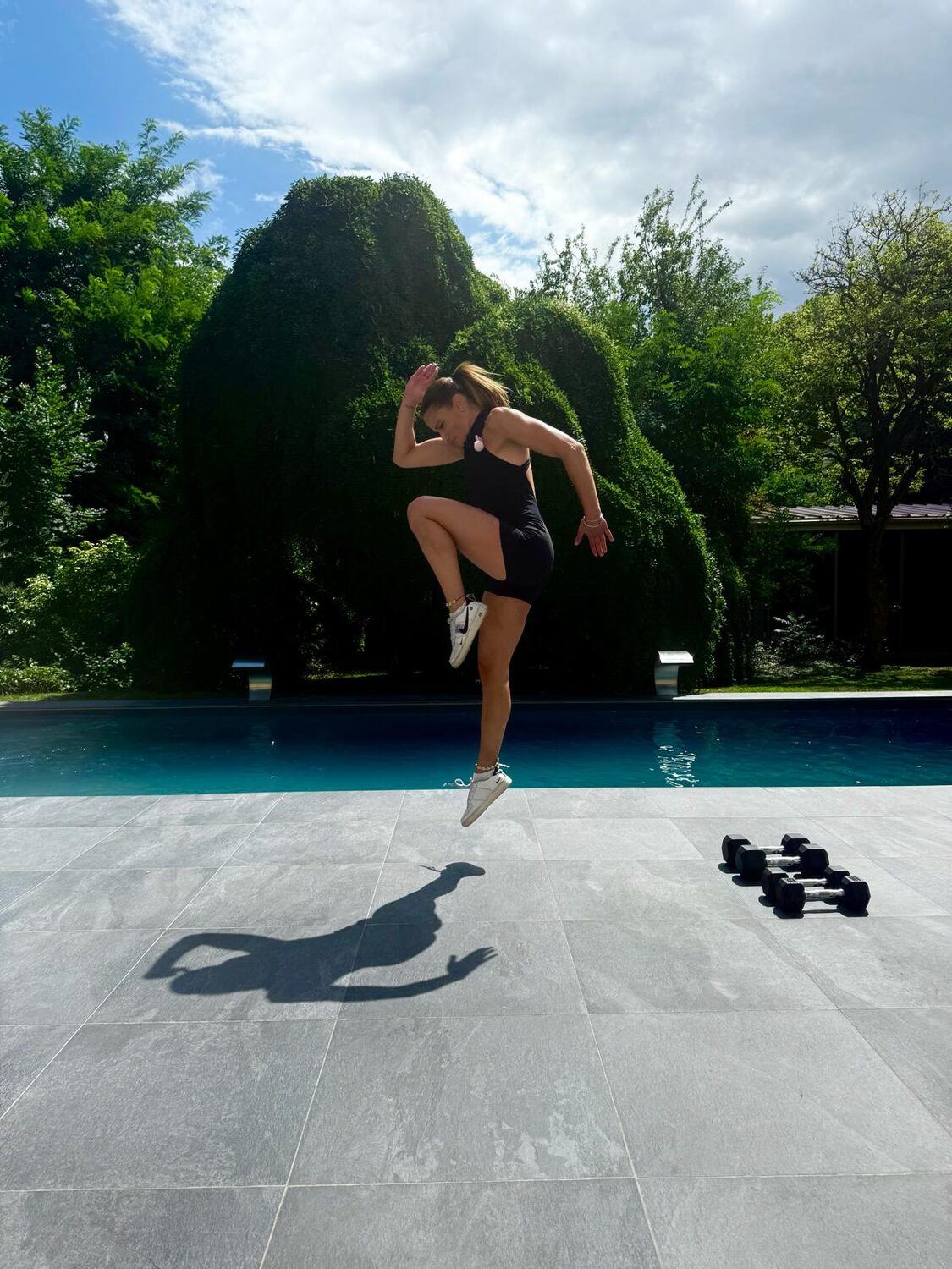 Sandy Longo en plein saut lors d'une séance de cardio du programme Un Temps Pour Moi